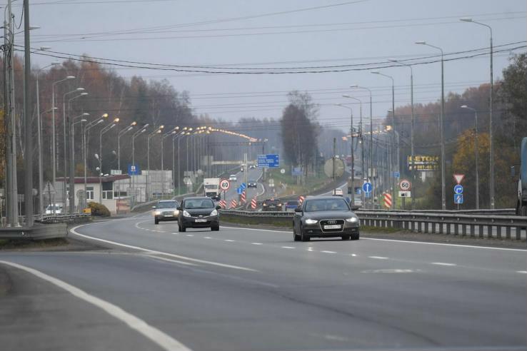 На дорогах Ленинградской области продолжают внедрять «умное» освещение